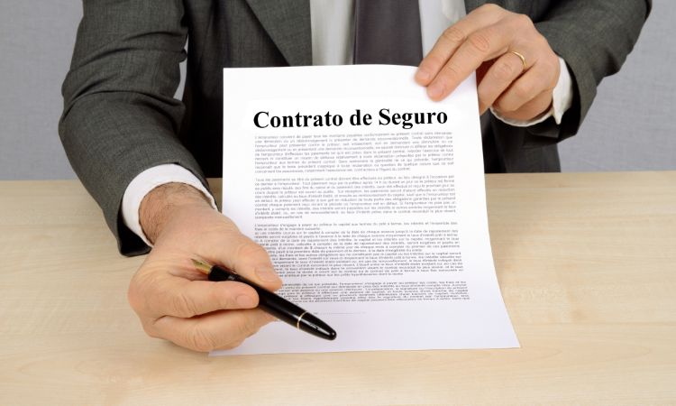 Imagen de hombre mostrando-contrato de seguro de vida en sus manos se muestra en la sección de Vender anualidad de vida.
